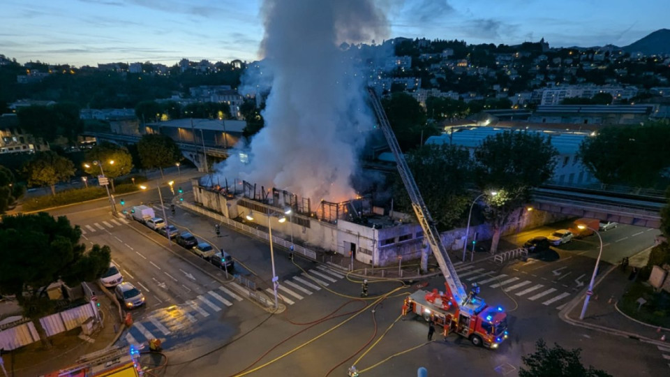 Incendie d’un squat près des voies SNCF à Nice, trafic très perturbé entre Nice et Menton Incendie d’un squat près des voies SNCF à Nice, trafic très perturbé entre Nice et Menton