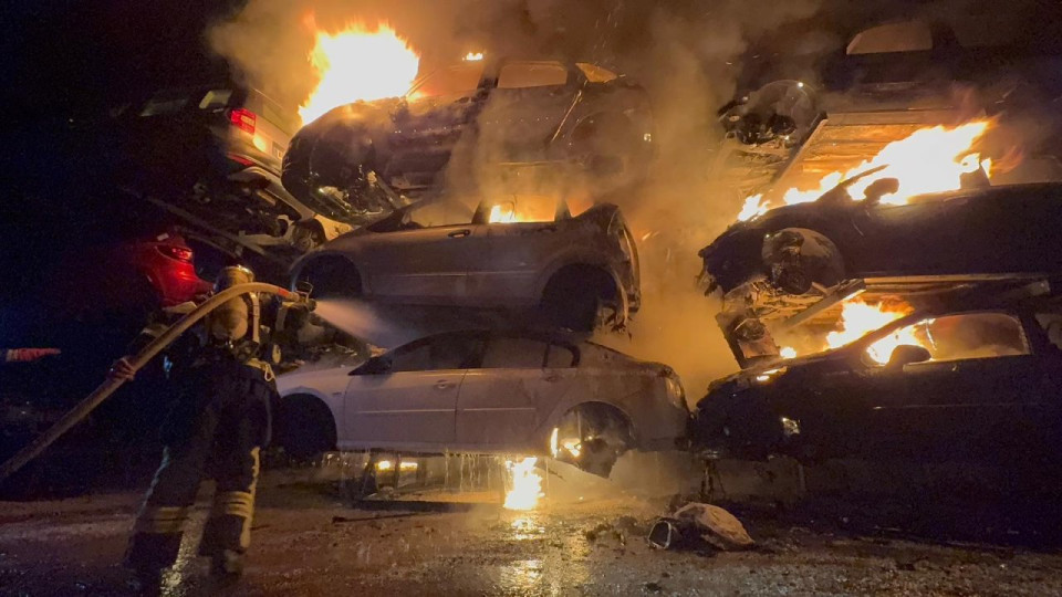 Incendie spectaculaire dans une casse automobile à Cagnes-sur-Mer