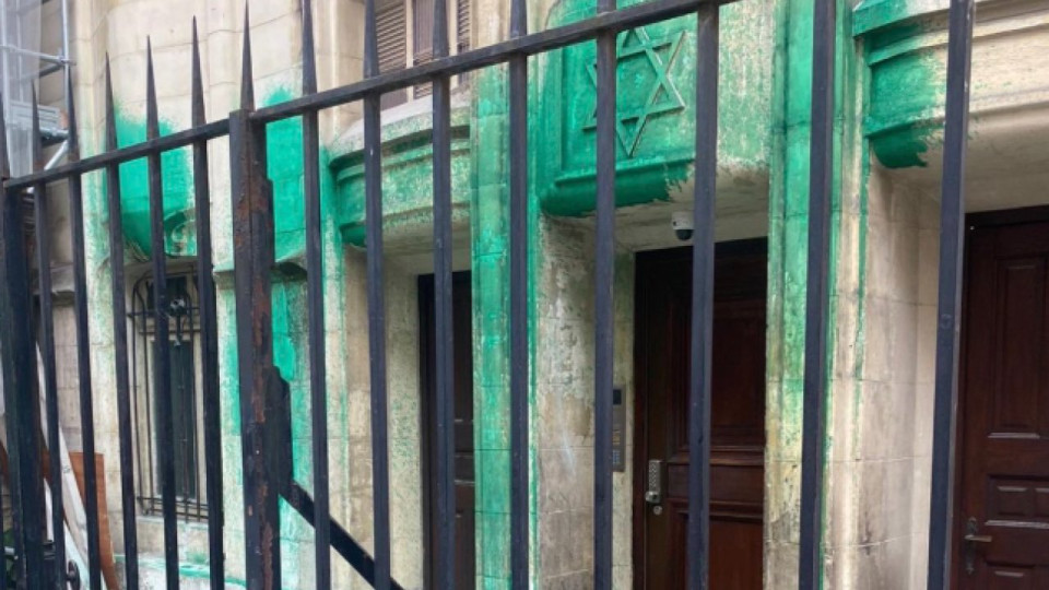 Jets de peinture verte sur des lieux juifs : trois Serbes interpellés sur la Côte d'Azur