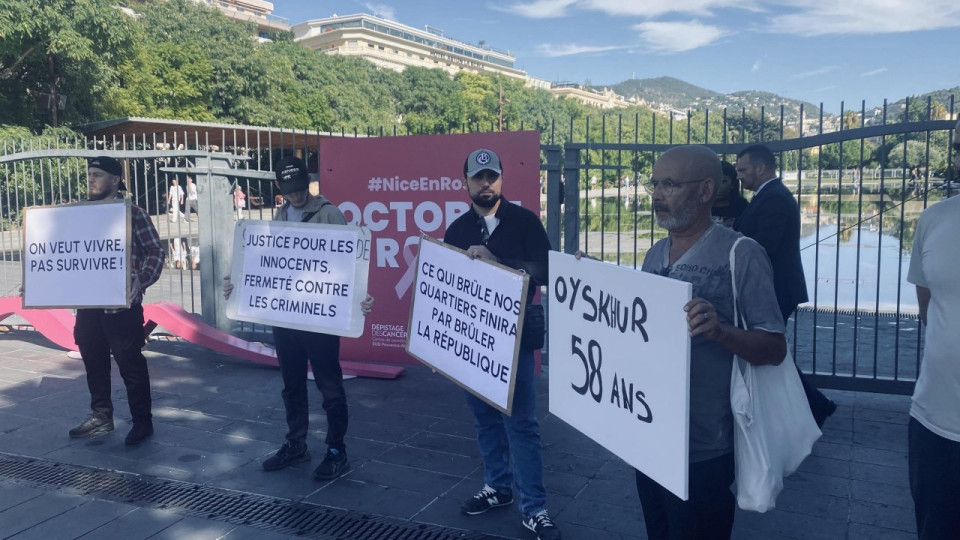 Nice : hommage &eacute;mouvant apr&egrave;s la fusillade des Moulins