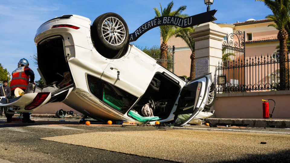 Une voiture retournée en plein cœur de Beaulieu-sur-Mer
