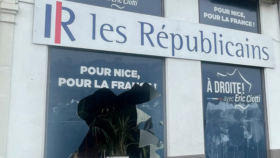 Le lanceur de pav&eacute; sur la permanence d'Eric Ciotti &agrave; Nice est journaliste, il sera jug&eacute; en septembre