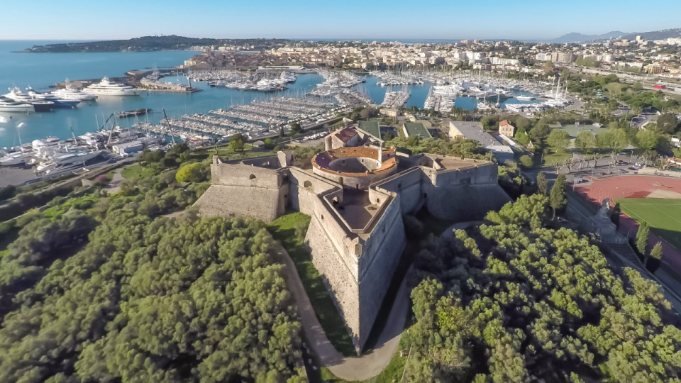 Antibes : elle chute du haut des remparts du Fort Carré et se blesse gravement