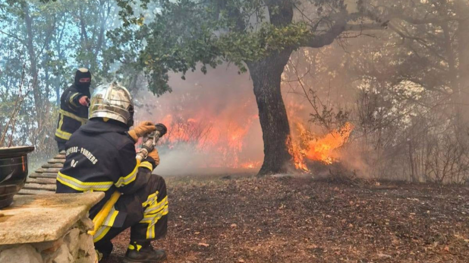 Alpes-Maritimes : 50 pompiers et trois h&eacute;licopt&egrave;res mobilis&eacute;s sur un feu de v&eacute;g&eacute;tation &agrave; Caussols