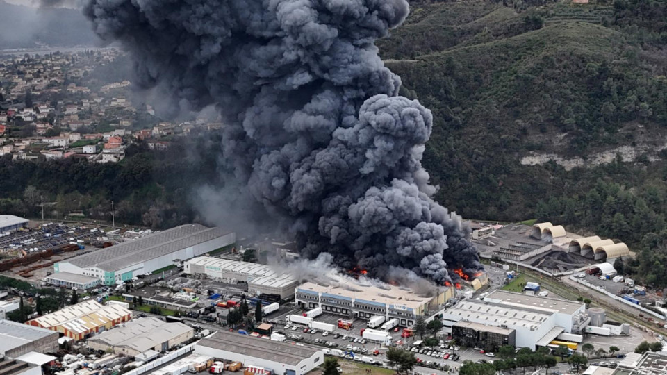Alpes-Maritimes : apr&egrave;s l&rsquo;incendie d&rsquo;un entrep&ocirc;t &agrave; Carros, l&rsquo;&Eacute;tat impose des mesures &agrave; l&rsquo;exploitant