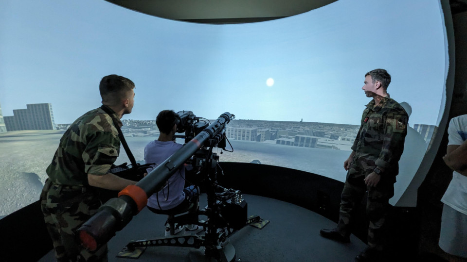 Des coll&eacute;giens d&eacute;couvrent les m&eacute;tiers de l'arm&eacute;e