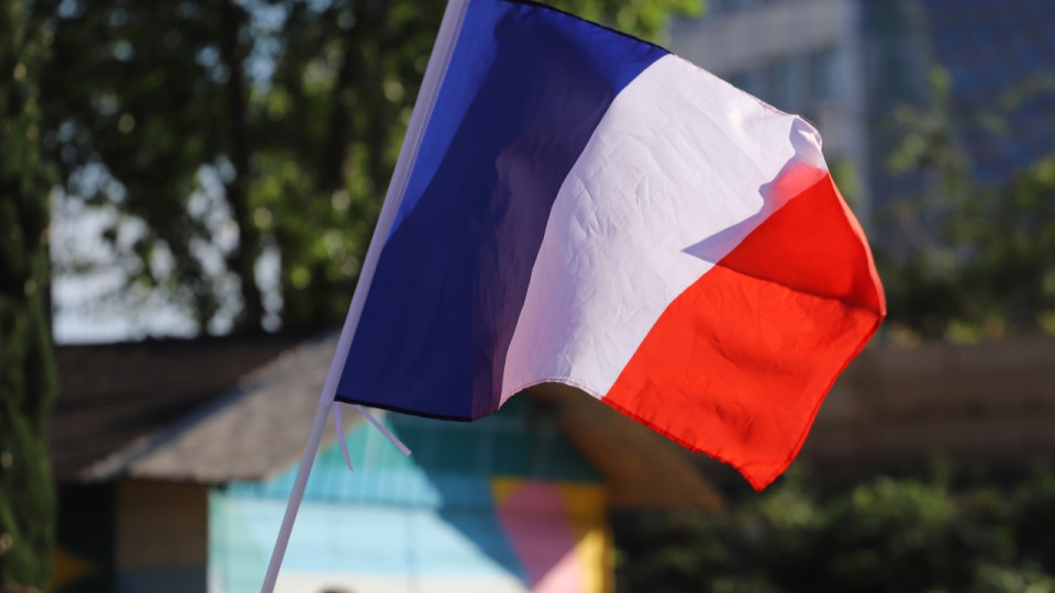 Drapeau lev&eacute; chaque semaine dans les &eacute;coles de Nice : l&rsquo;opposition d&eacute;nonce un risque "d&rsquo;instrumentalisation m&eacute;diatique"