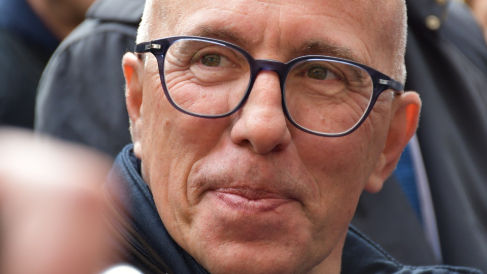 Eric Ciotti assouplit les r&egrave;gles Airbnb &agrave; Nice, la gauche s&rsquo;indigne