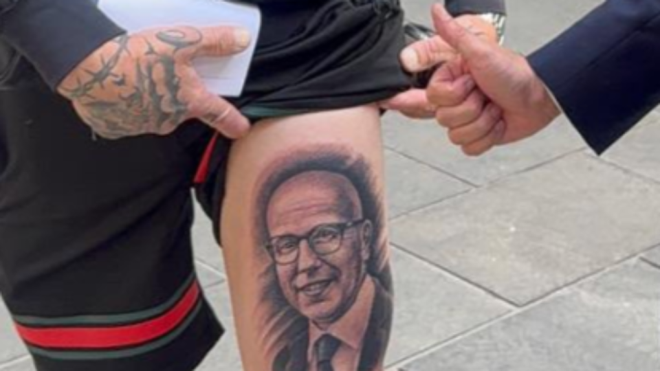 Il se fait tatouer &Eacute;ric Ciotti sur la cuisse et veut ajouter sa signature