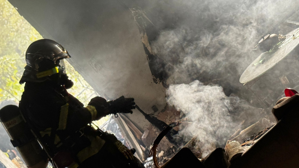 Incendie à Nice Ouest : un entrepôt de pneus ravagé, un important nuage de fumée sur l’aéroport
