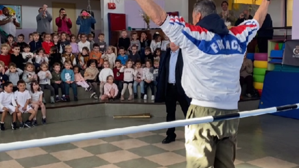JO : A Grasse, des élèves de maternelle font du saut en hauteur avec des champions