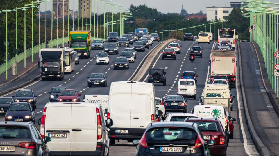 L'A8 encore chargée ce lundi à cause des départs et des retours de vacances