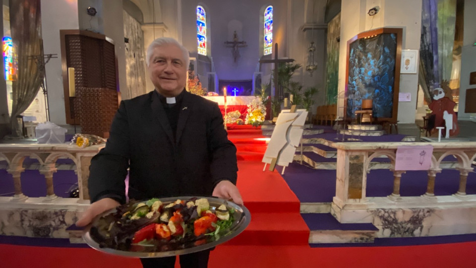 Le p&egrave;re Florini pr&eacute;sente son livre de cuisine