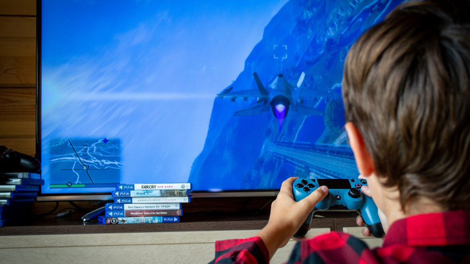 Les enfants passeraient trop de temps devant les écrans