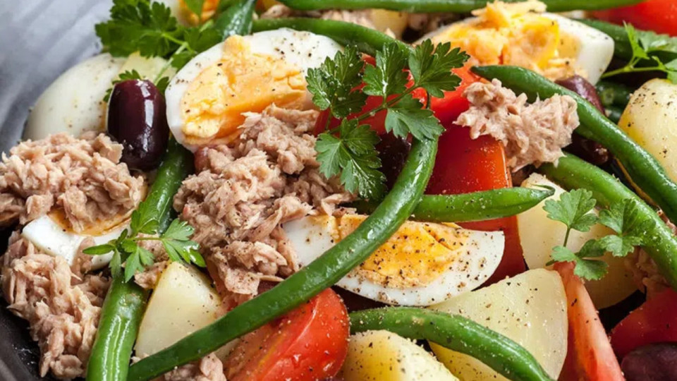 Ni pommes de terre ni haricots verts : dans la vraie salade ni&ccedil;oise, rien n'est cuit