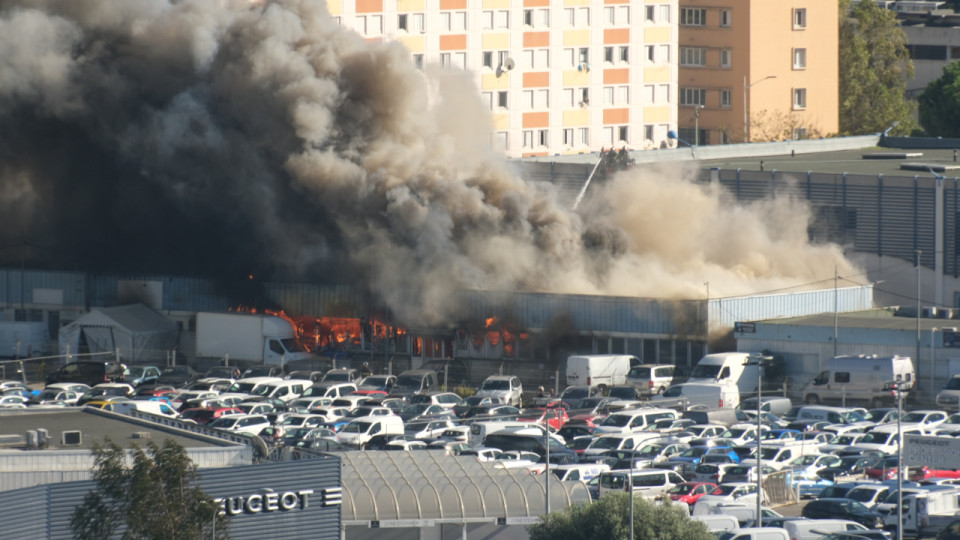 Nice : un entrepôt de la fourrière victime d'un violent incendie