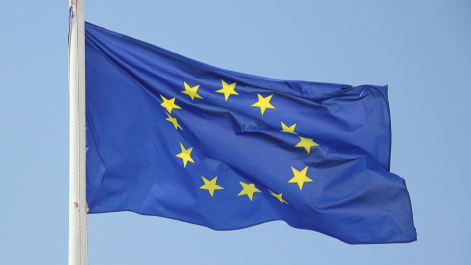 Un drapeau de l'Union europ&eacute;enne devant les mairies